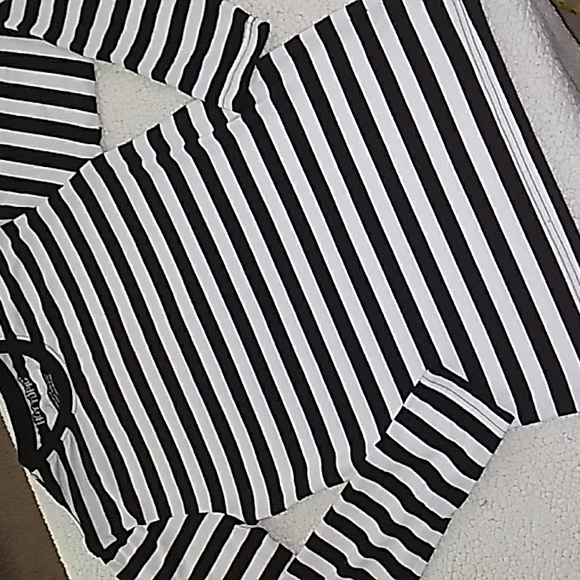 HOT TOPIC 🔥 Black White Strip Long Sleeve Tshirt SHIRT Sz S Top Tee - Picture 1 of 5